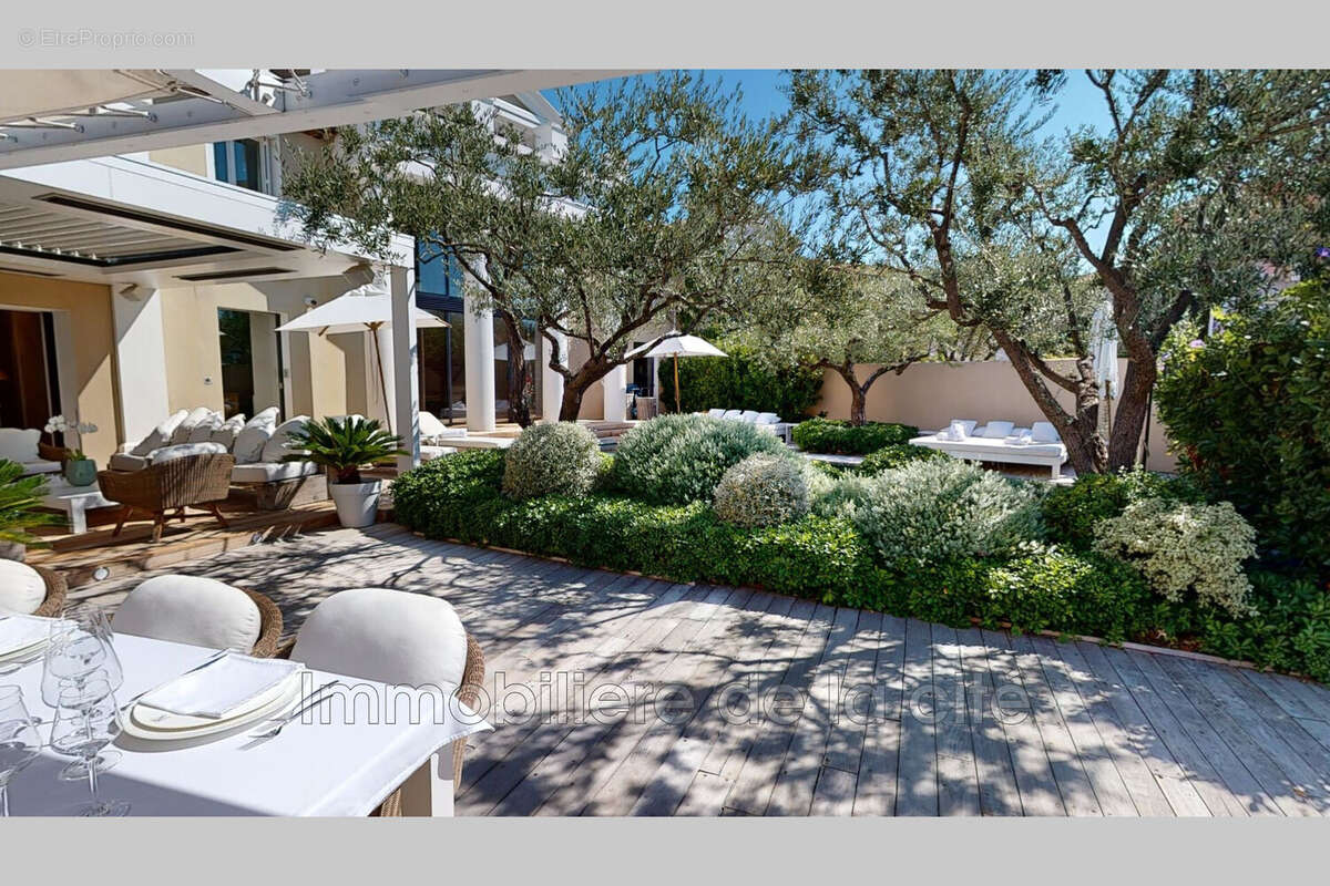 Maison 538 m² à Grimaud  - photo 3