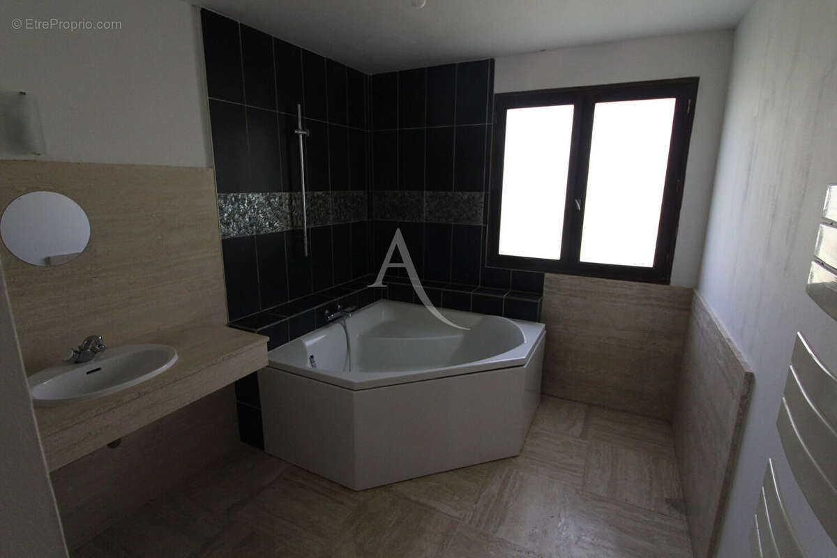 Maison à NEGREPELISSE