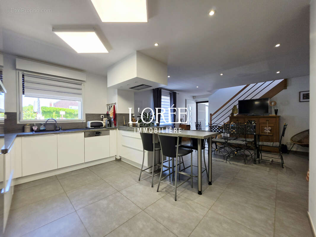 Immeuble mixte - 297 m2 - habitation + local commercial + garage double - photo 6