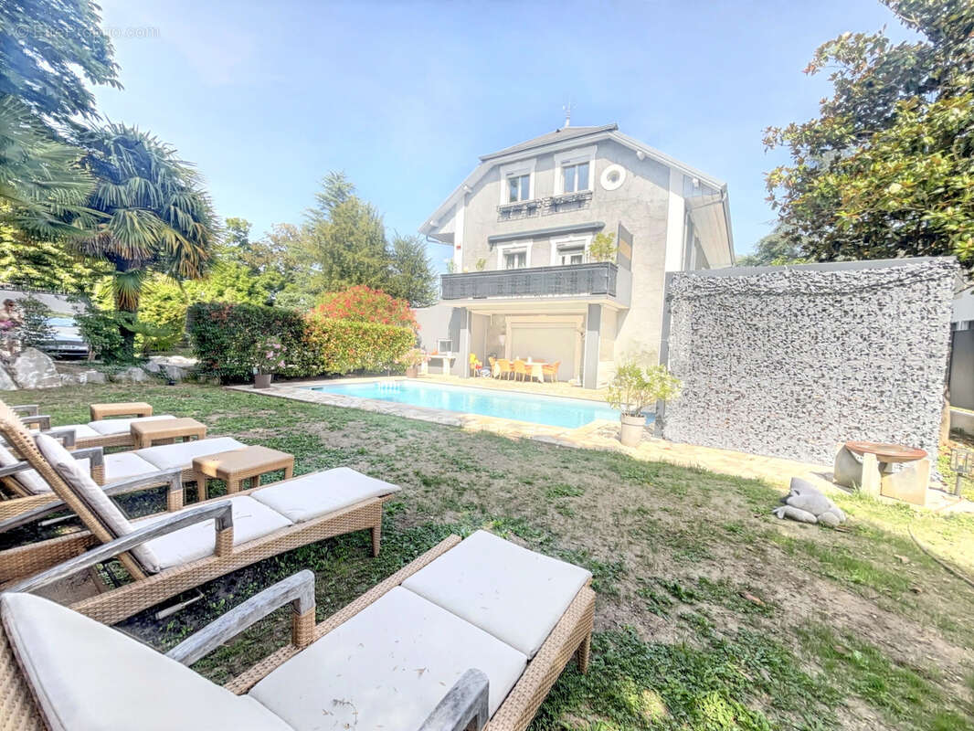 En vente à Tresserve : propriété avec piscine - photo 8