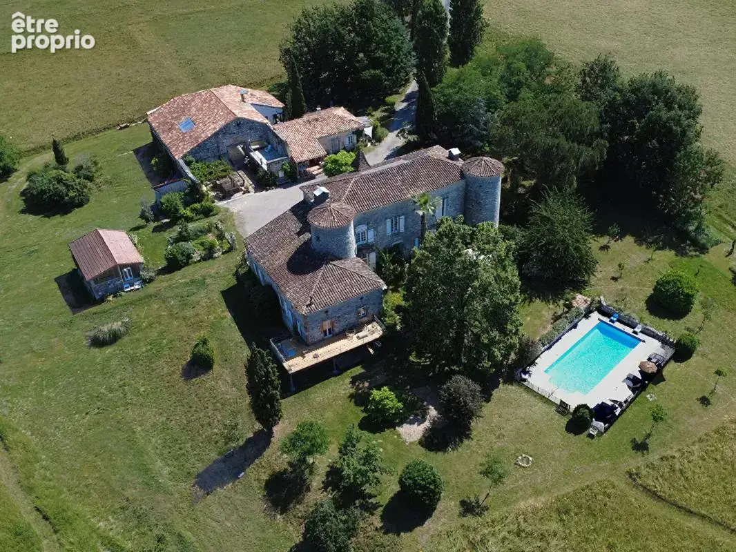 Château authentique du XIIIe siècle avec trois gîtes, piscine et 2 ha - photo 4
