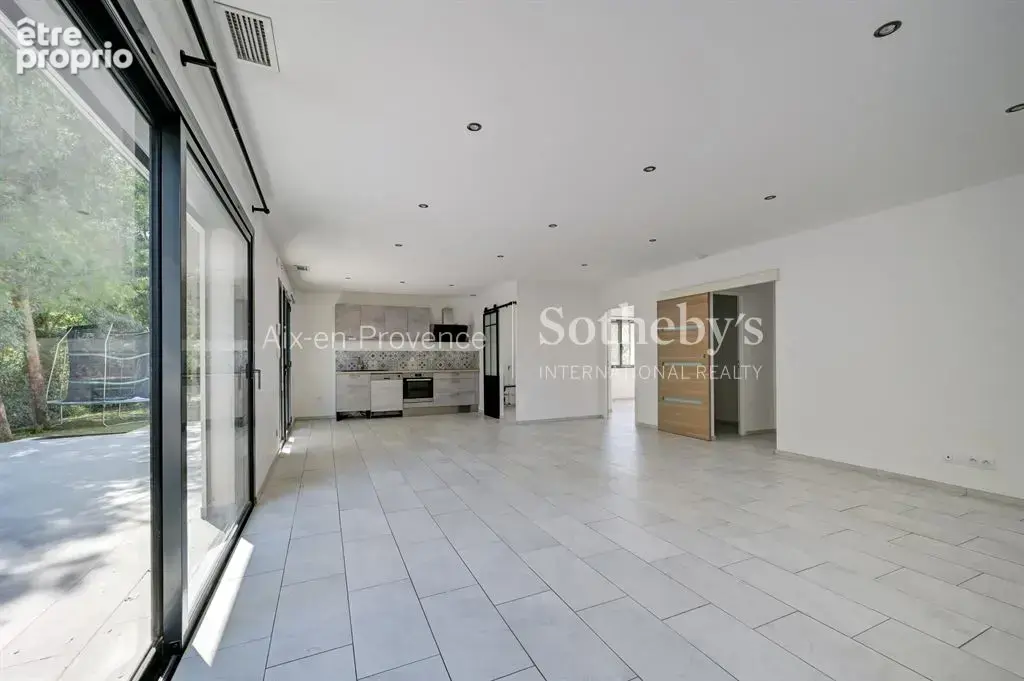 Élégante propriété familiale avec dépendance, piscine et jardin paysager - photo 20