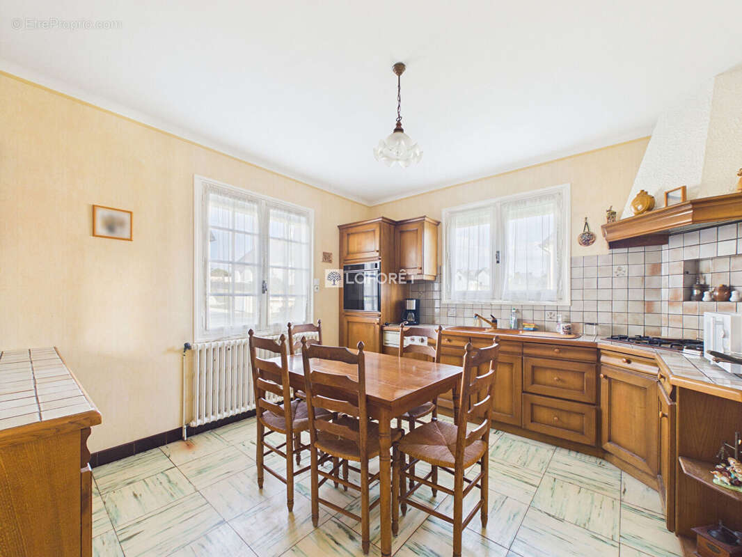 Maison à CHATEAUNEUF-DU-FAOU