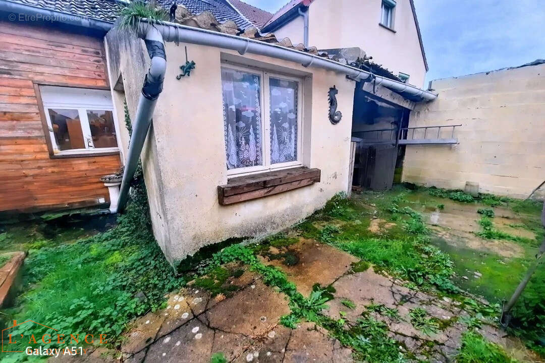 Maison volumineuse avec cour privative - photo 5