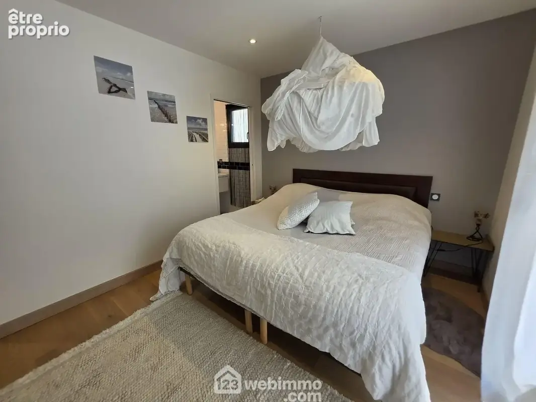 Le rez de chaussée comporte également une chambre