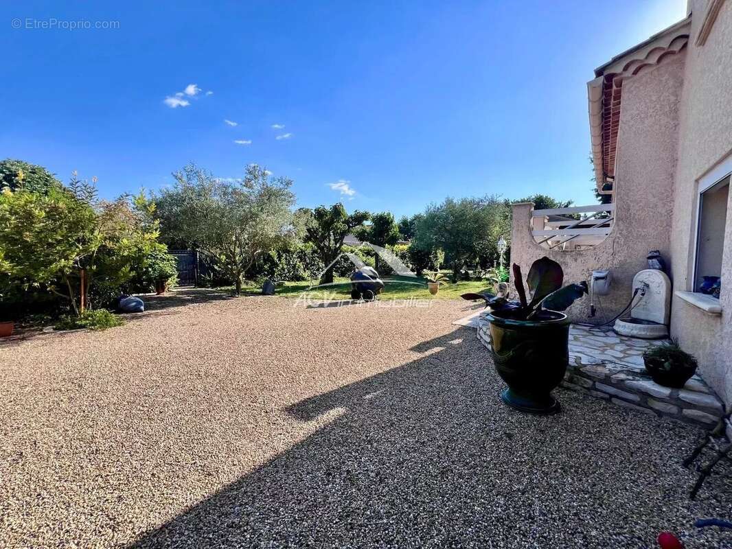 Maison à SAINT-JULIEN-LES-ROSIERS