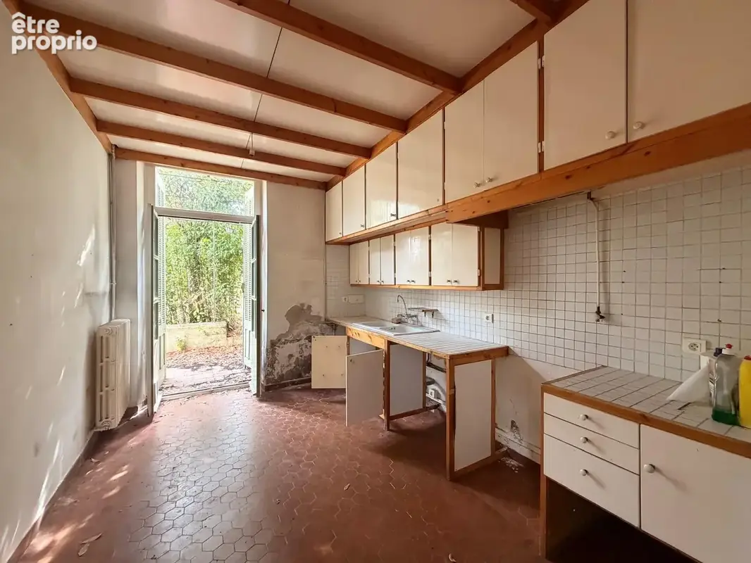 NIMES ARENES Maison de ville 7 pièces de 182 m2 avec jardin et dépendance - photo 6