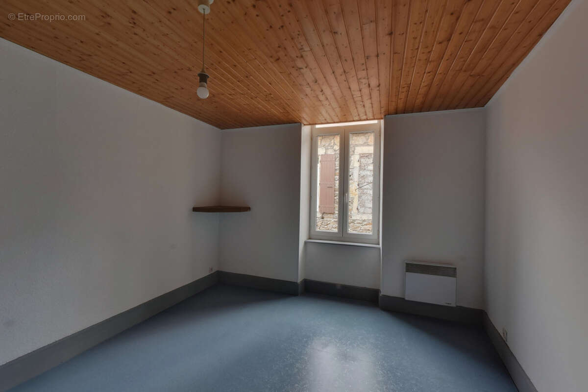 Maison à SAINT-SAUVEUR-DE-MONTAGUT