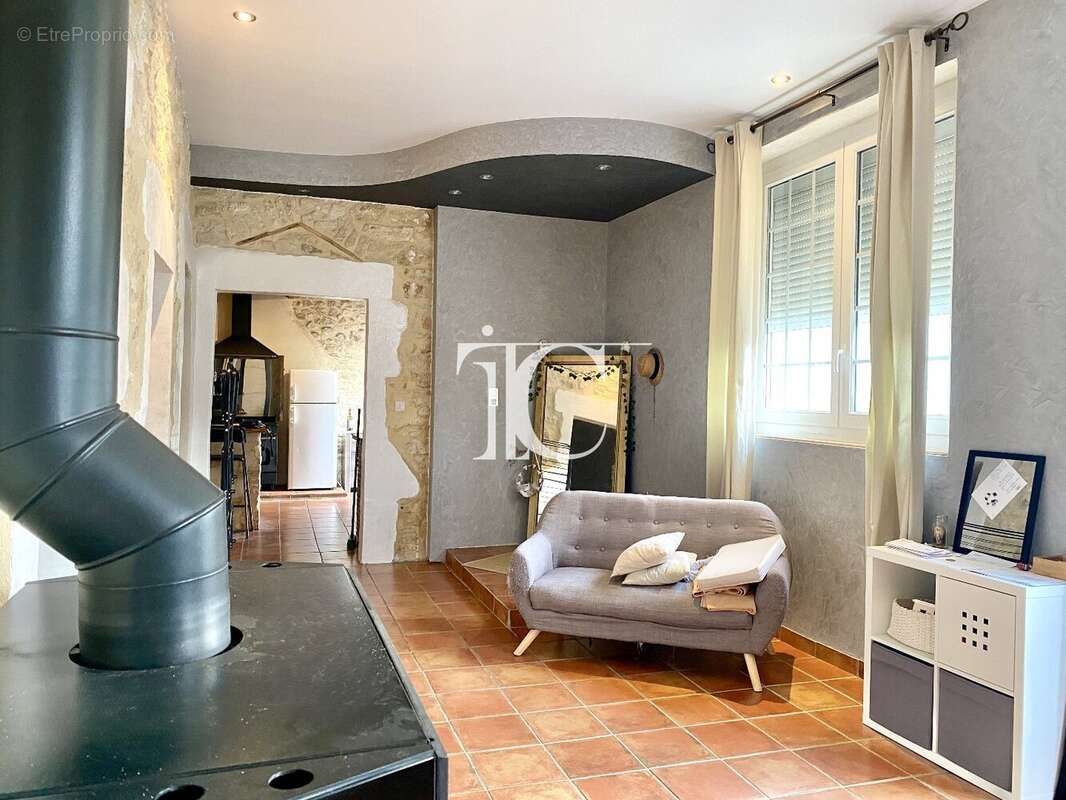 Maison à SAINT-JEAN-DE-MARUEJOLS-ET-AVEJAN