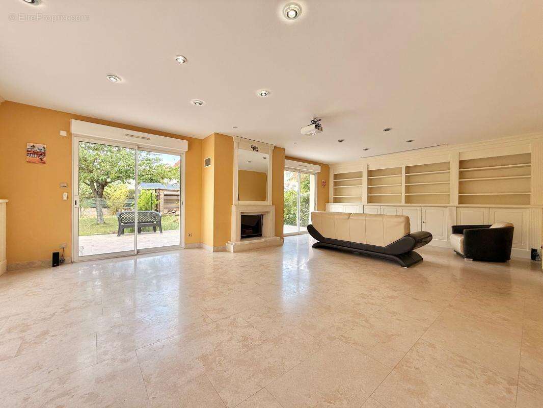 Maison familiale de 195 m² avec T2 indépendant – Calme et potentiel locatif - photo 6