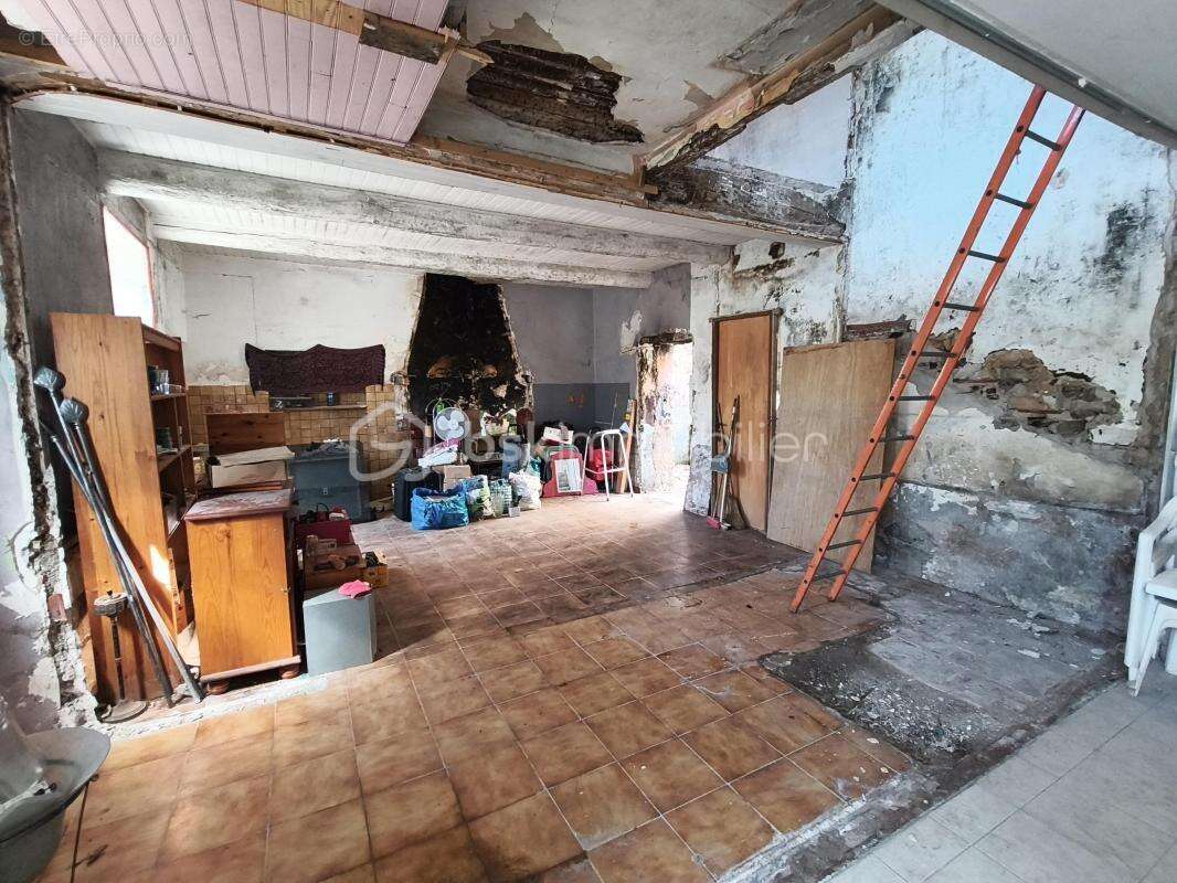 Maison a renover avec grand garage et exterieur - photo 19
