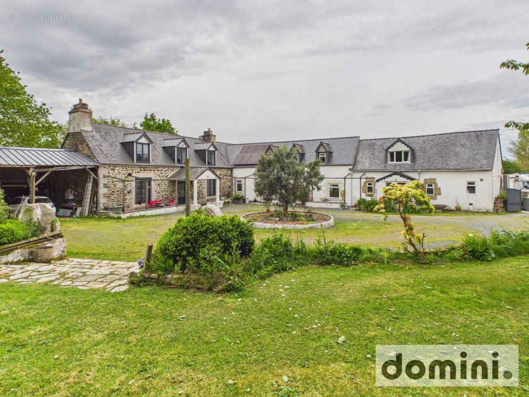 Maison à LA ROCHE-DERRIEN