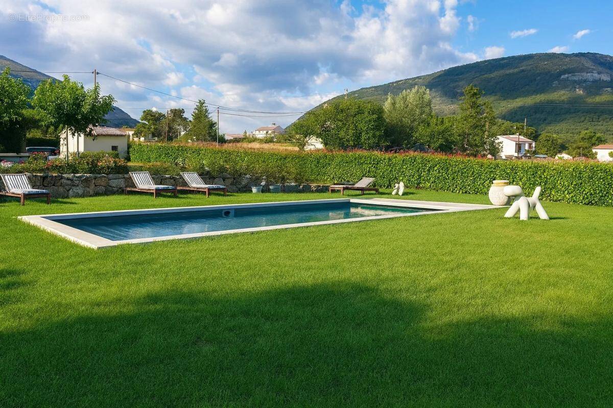 Maison à LA ROQUE-ESCLAPON