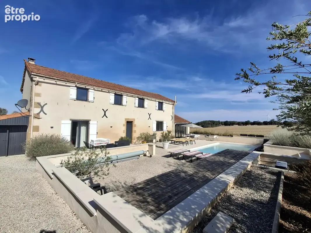 Exceptionnelle maison en pierre rénovée avec quatre chambres et piscine chauffée - photo 1