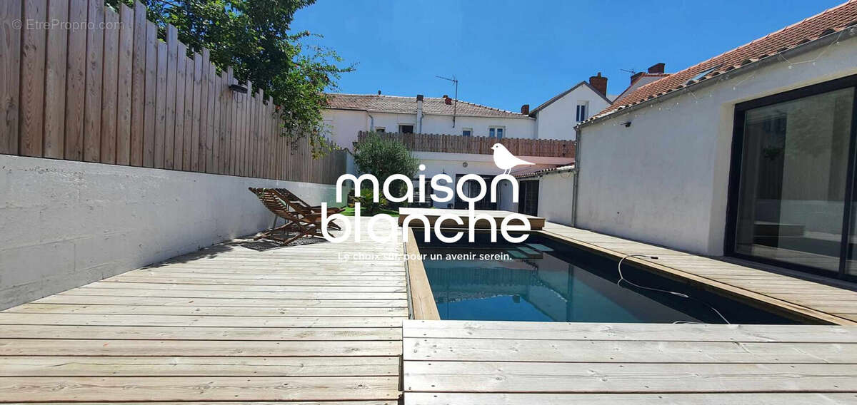 Piscine orientée sud 3 x 5m - Appartement à LA ROCHELLE