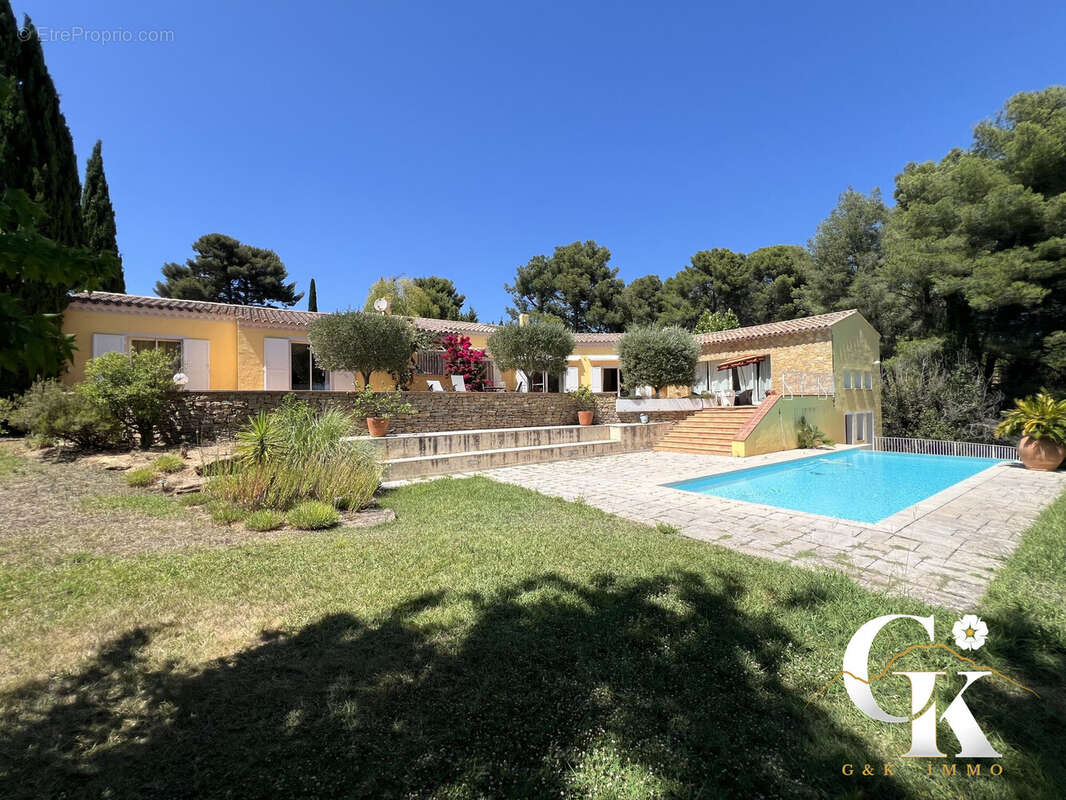 Maison 250 m² à Saint-Cyr-Sur-Mer  - photo 2