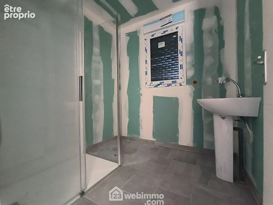 Une salle d'eau avec douche et lavabo