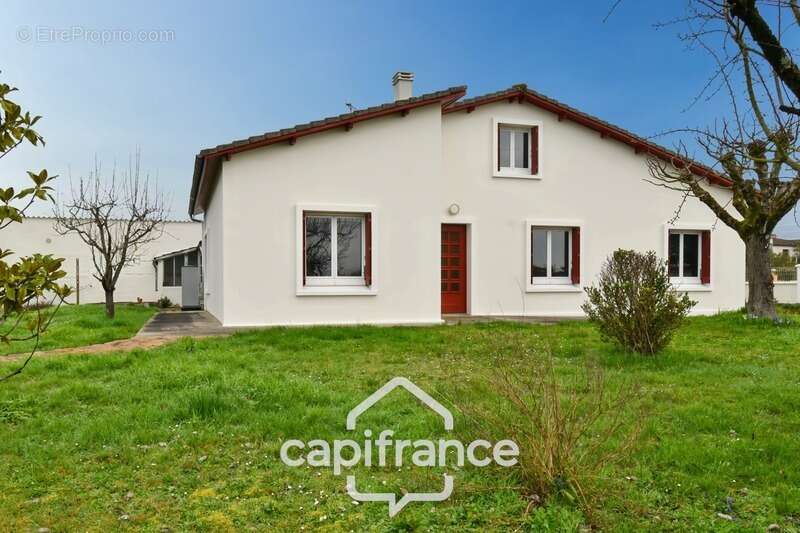 Maison à vendre entièrement rénovée, 6 pièces SAINT JEAN D'ANGELY (17), proche commerces avec jardin et garage - photo 3
