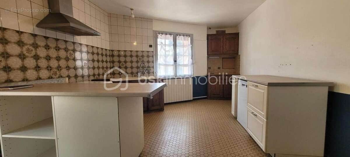 Maison de plain pied de 70m2,grenier amenageable de 70m2, dependances, garage + cour fermee - photo 6