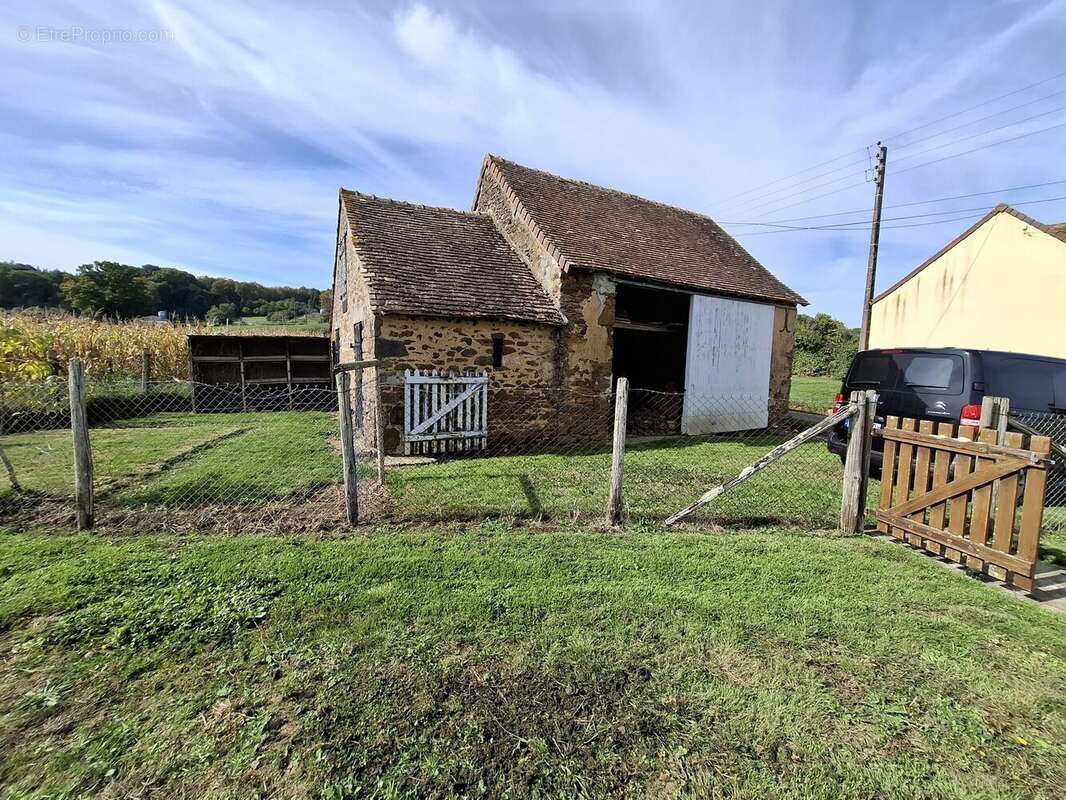 Terrain à SAINTE-SABINE-SUR-LONGEVE