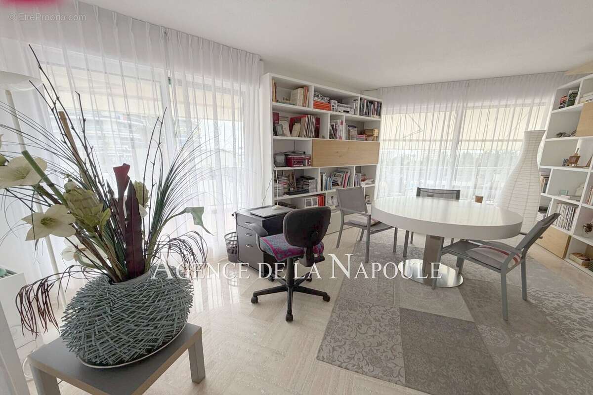 Appartement à MANDELIEU-LA-NAPOULE