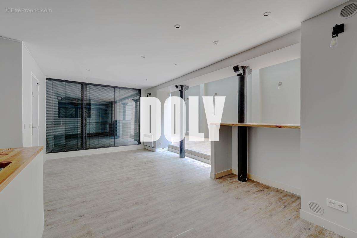 Commerce à PARIS-8E