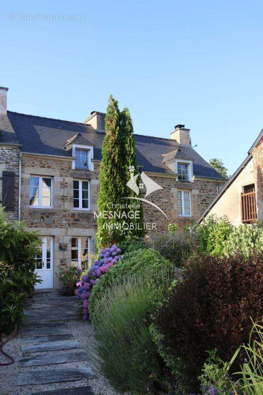 Maison à LANGROLAY-SUR-RANCE