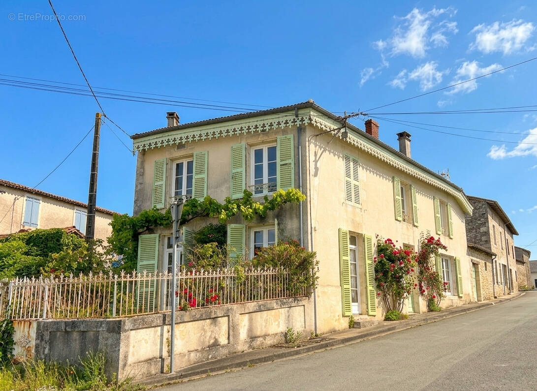 Maison à FONTAINE-CHALENDRAY