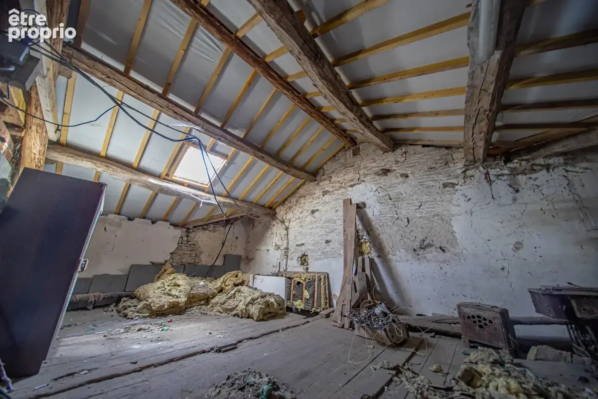 Ancien corps de ferme avec grandes dépendances - photo 9