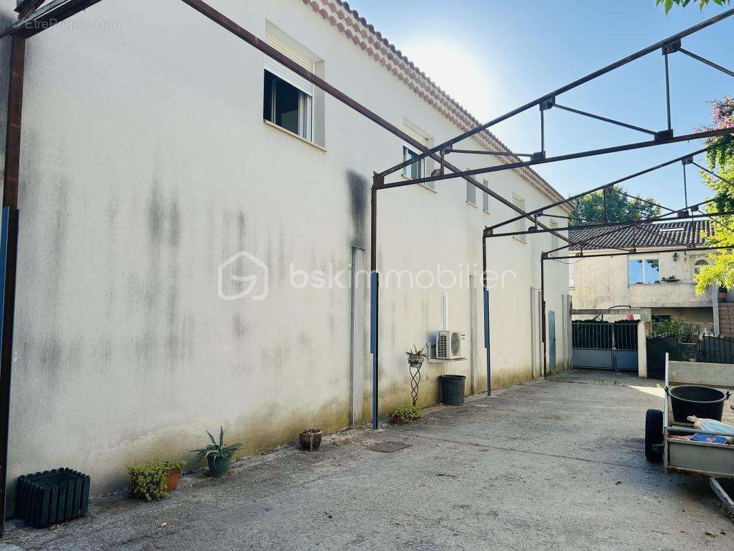 Grand ensemble immobilier de 367 m² avec terrain & Parking - photo 12