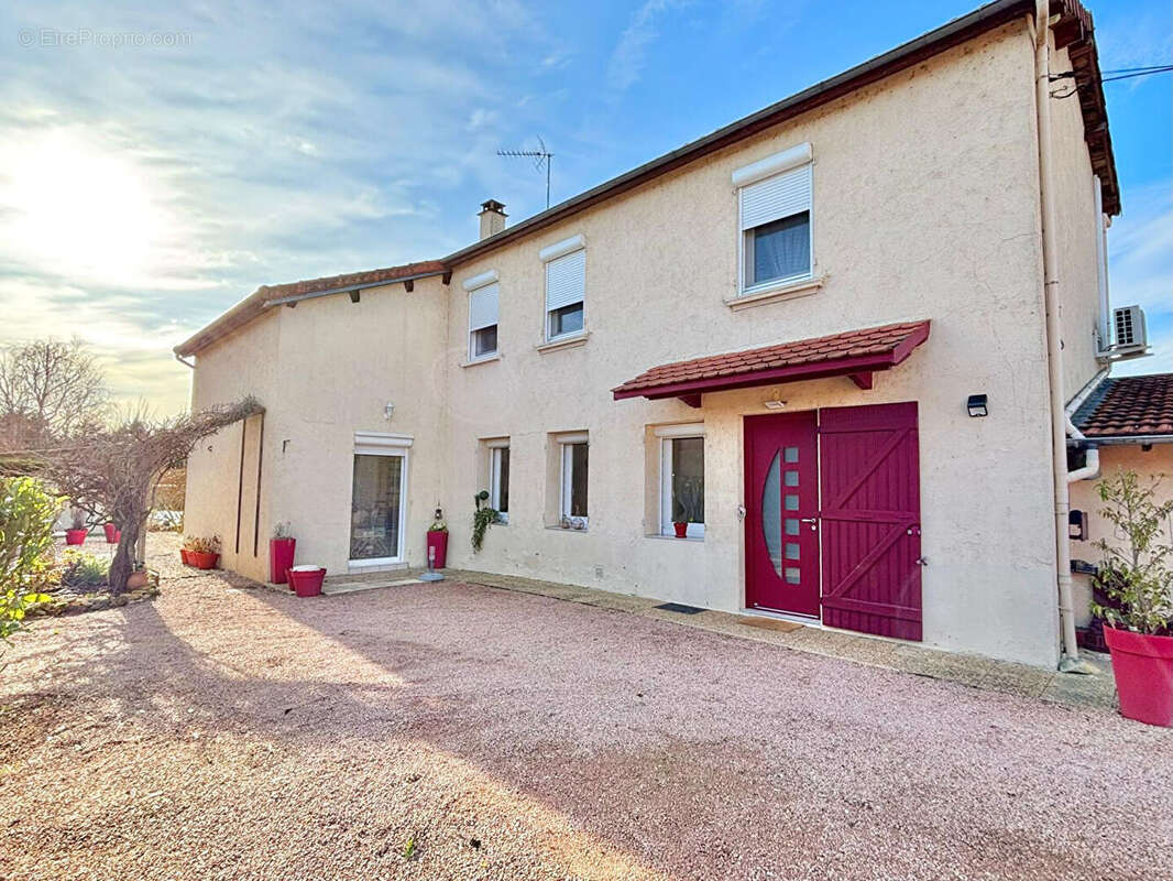 Maison à POUILLY-SOUS-CHARLIEU