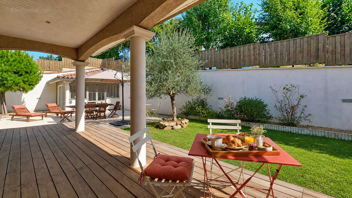Grande maison familiale avec 5 chambres - 4 garages - terrain de 1025m2 - Hyper centre de JASSANS - photo 2