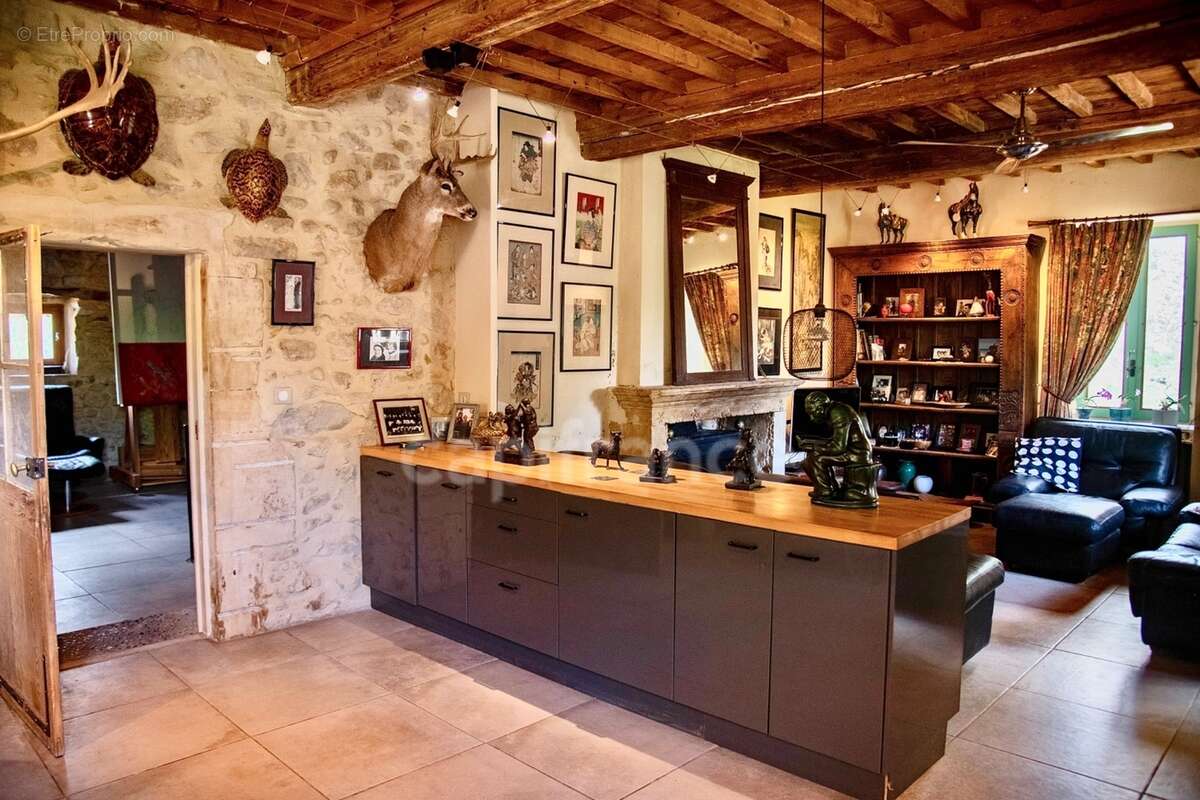 Entre Uzès et La Roque-sur-Cèze, Éden Provençal : Mas du XVIIIe & Son Domaine Privé sur 3,3 hectares - photo 6