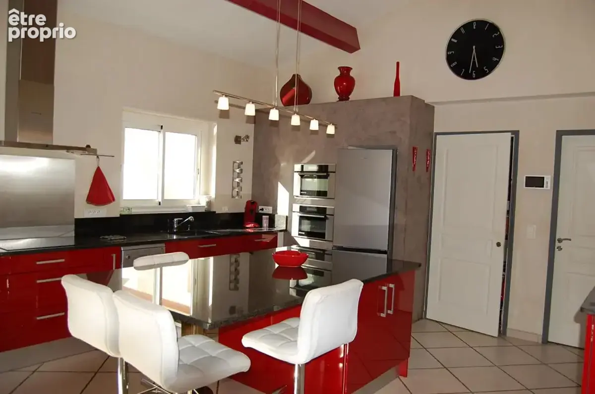 Villa Arles T 5/6  de 165 m²  avec Jardin - photo 4