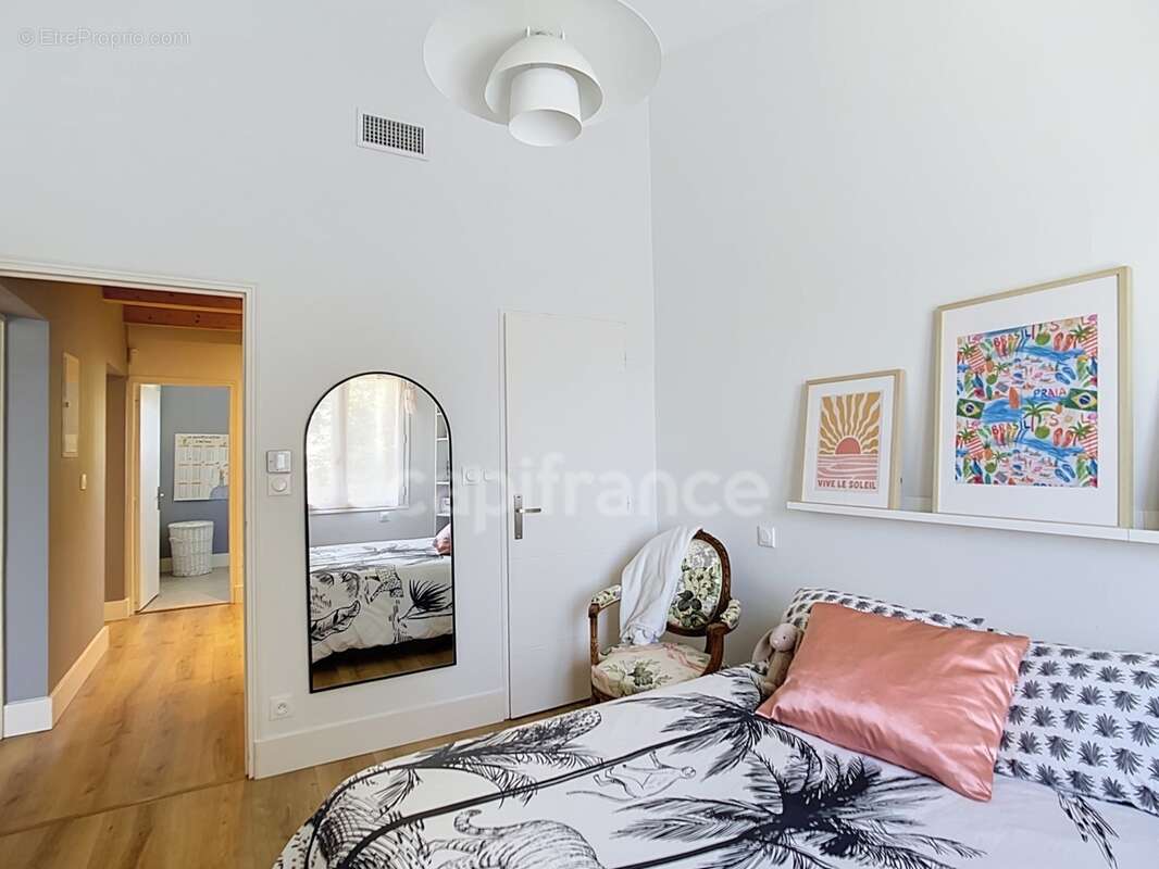 MONTÉLIMAR (26200) – Maison familiale climatisée de 162 m², 5 chambres dont une vaste pièce de 35 m², piscine et jardin clos arb - photo 18