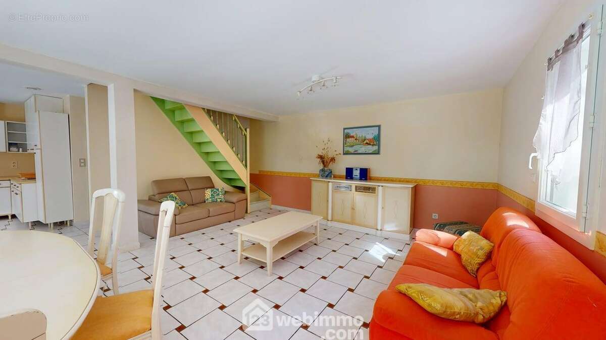 Vaste pièce de vie traversante, lumineuse, avec accès direct à la terrasse et vue sur la pinède. Ambiance conviviale et familiale. - Maison à LA TRANCHE-SUR-MER