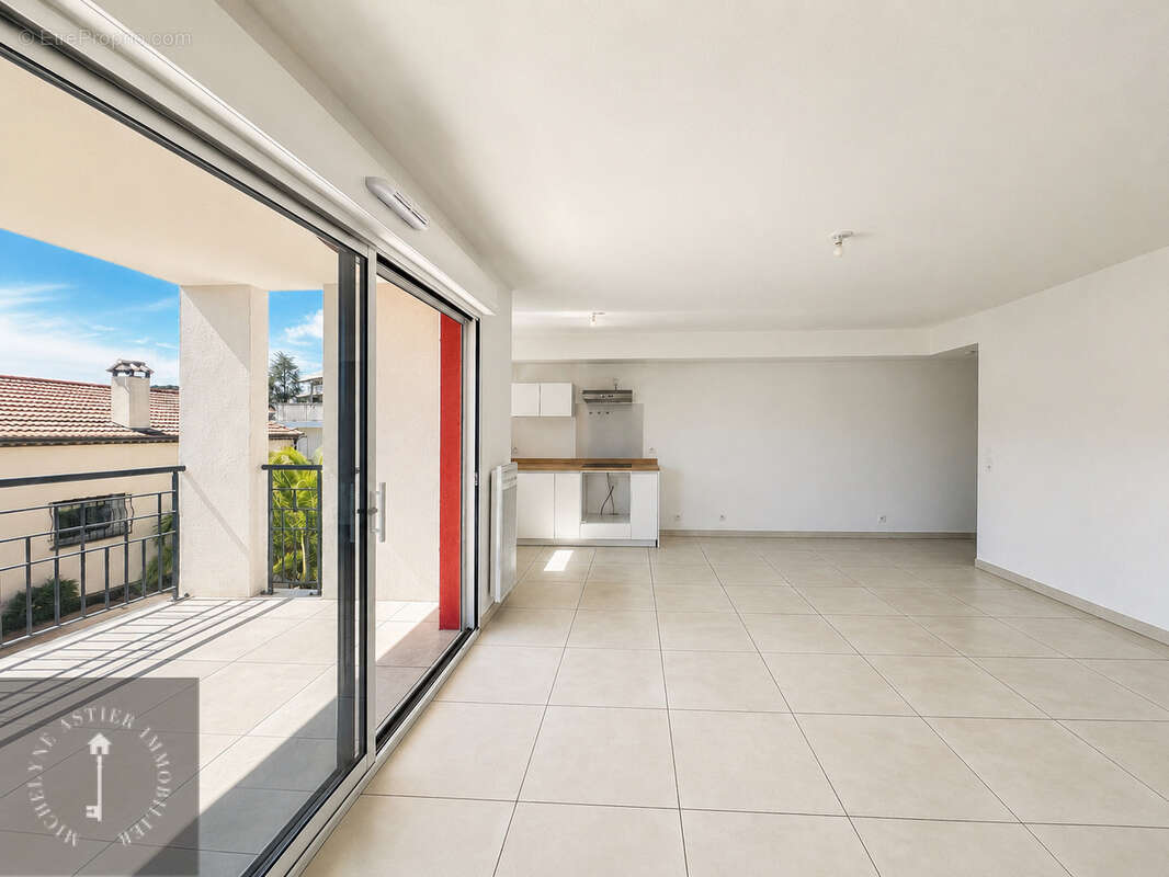 Appartement à SAINT-LAURENT-DU-VAR