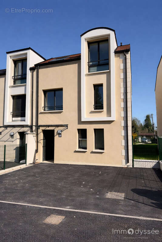 Maison à SAINT-THIBAULT-DES-VIGNES
