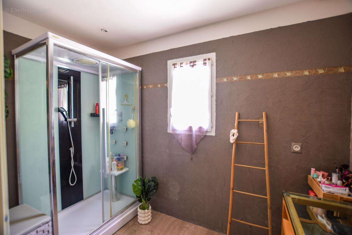 Maison à Vendre à Rochefort du Gard, 5 chambres, piscine - photo 15