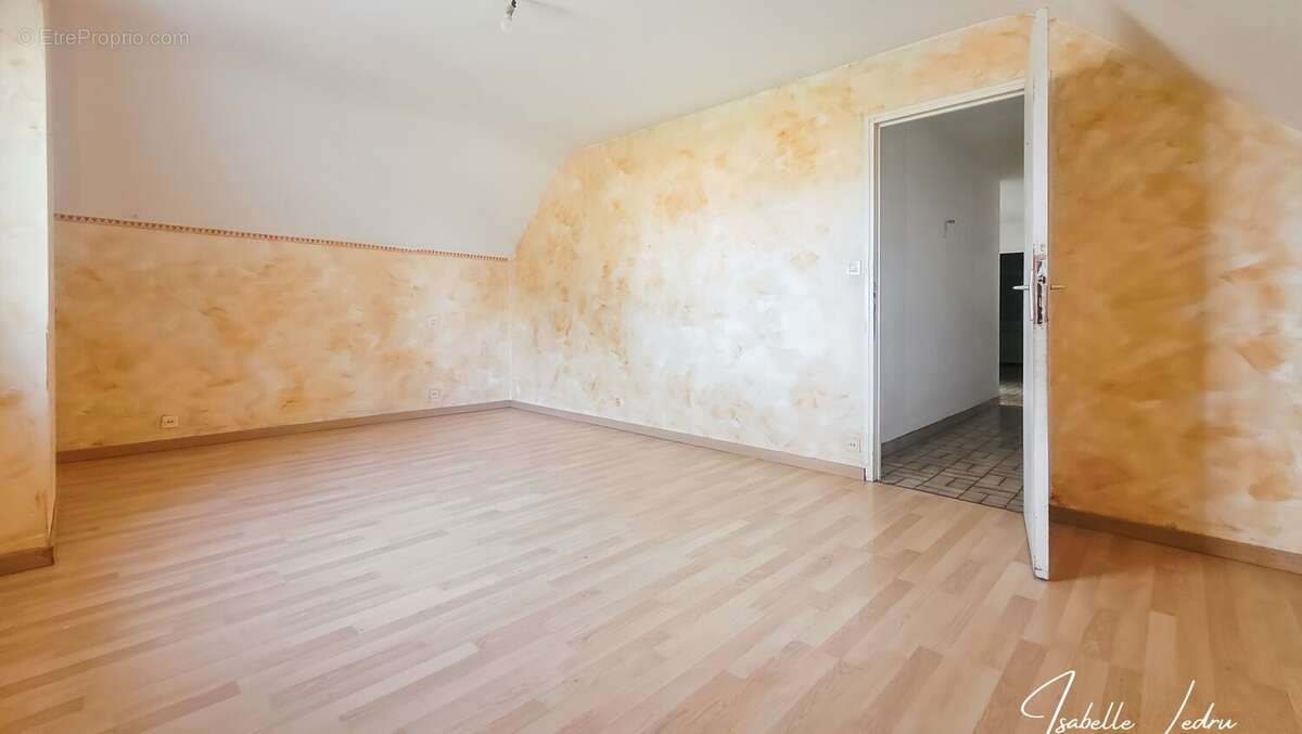 Maison à SAINT-JULIEN-DE-VOUVANTES