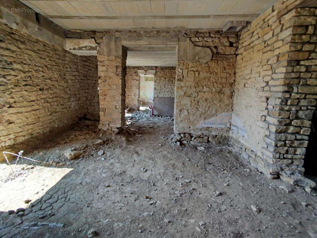 Maison en cours de construction — toiture refaite à neuf — fort potentiel - photo 4