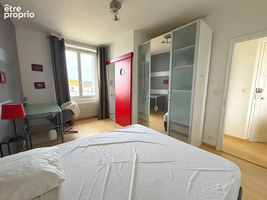 T2 en dernier etage - rue de nantes ! - photo 4