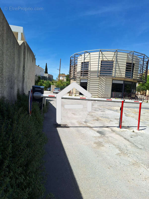 Commerce à POUSSAN