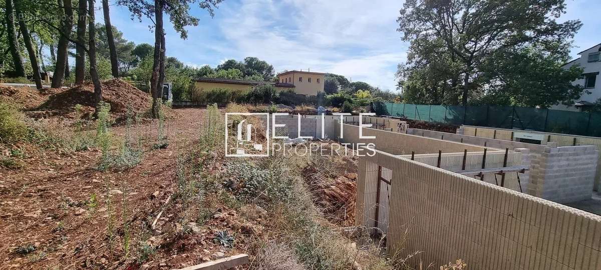 Terrain à MOUANS-SARTOUX