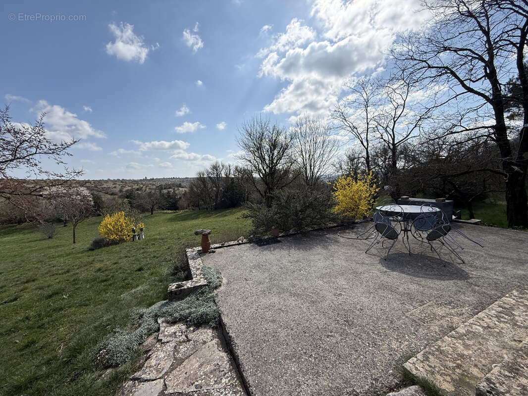 Petite habitation sur grand terrain constructible sur Campestre - photo 12