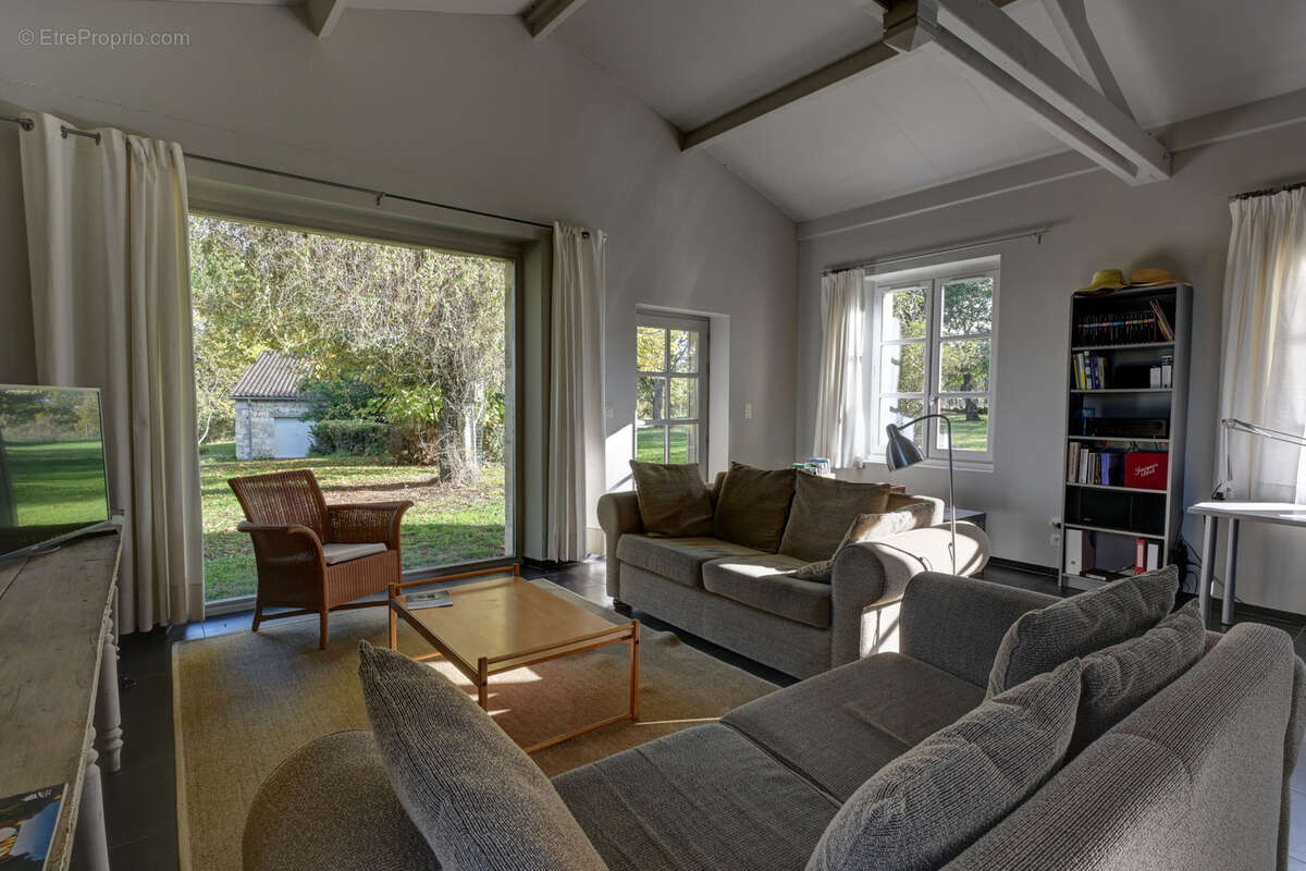 Superbe propriété rurale avec maison en pierre, grange aménagée, piscine et plus de 4 ha - photo 3