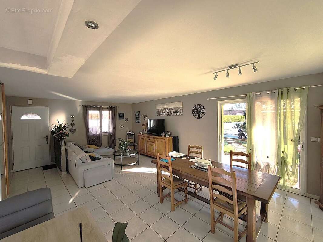 Maison à CRUZILLES-LES-MEPILLAT