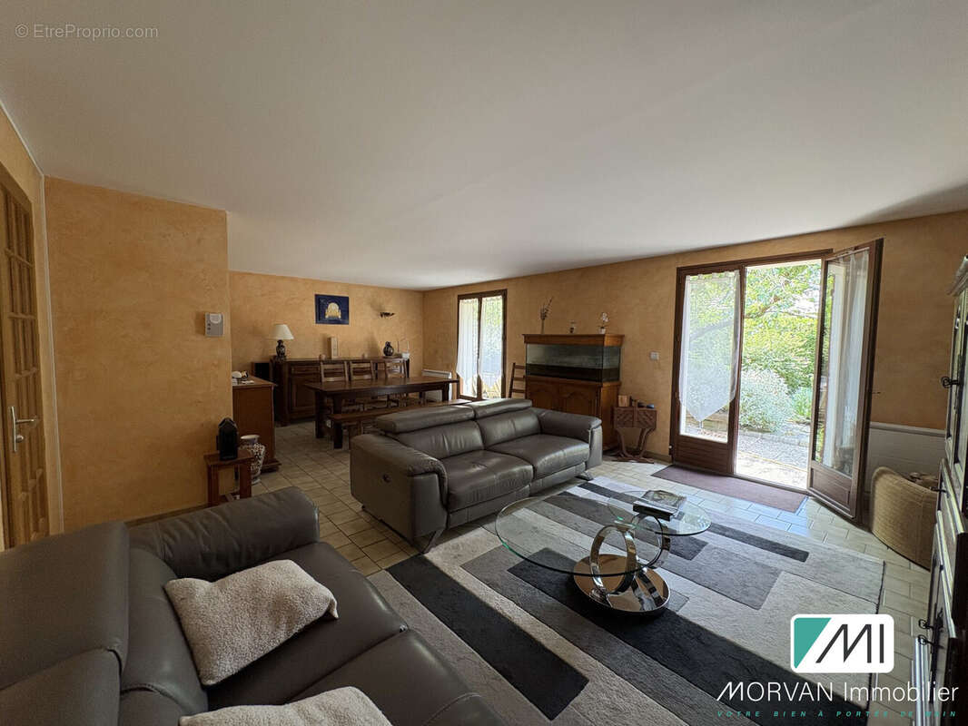 Maison 137 m² à Les Essarts-Le-Roi  - photo 3