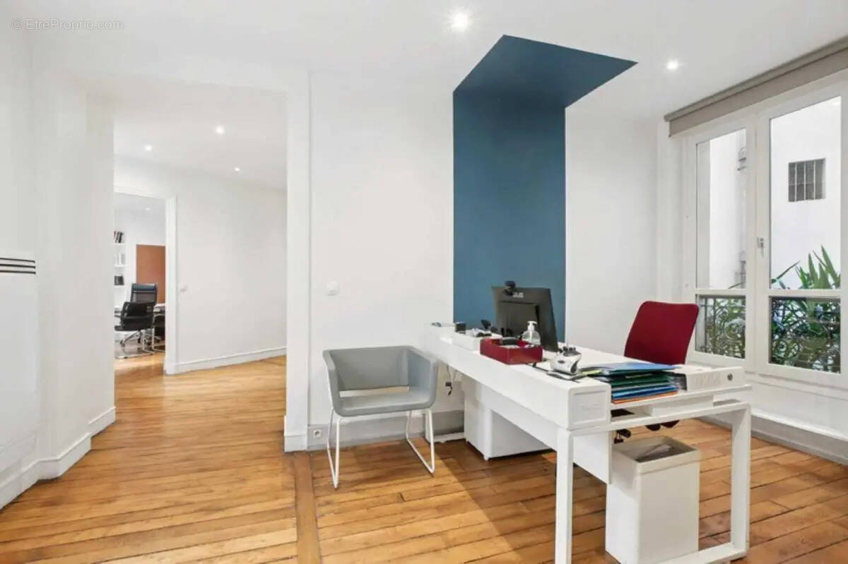 Commerce à PARIS-8E