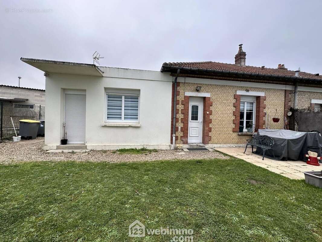 Ensemble immobilier d'une surface habitable de 126 m² comprenant ...